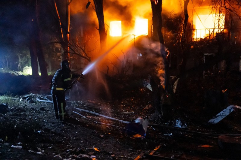 Un nou val de atacuri cu drone lansate de ruși în Ucraina a provocat incendii și victime în localități situate în apropierea Kievului, precum și în provincia Sumi.