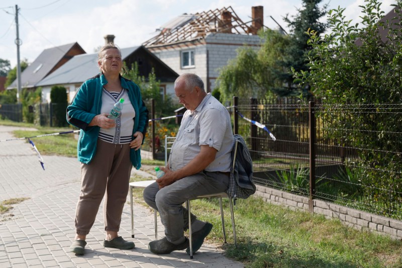 Un pensionar polonez urmărea la televizor evoluția rapoartelor despre dronele rusești, când una dintre acestea i-a distrus acoperișul locuinței.