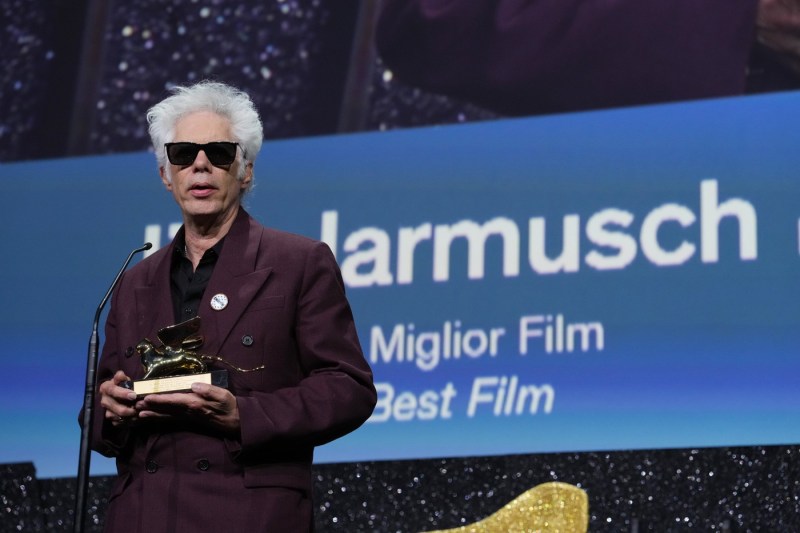 Veneția 2025: distincția Leul de Aur pentru filmul Father Mother Sister Brother, reacții pro-Palestina la închiderea festivalului și lista completă a laureaților.