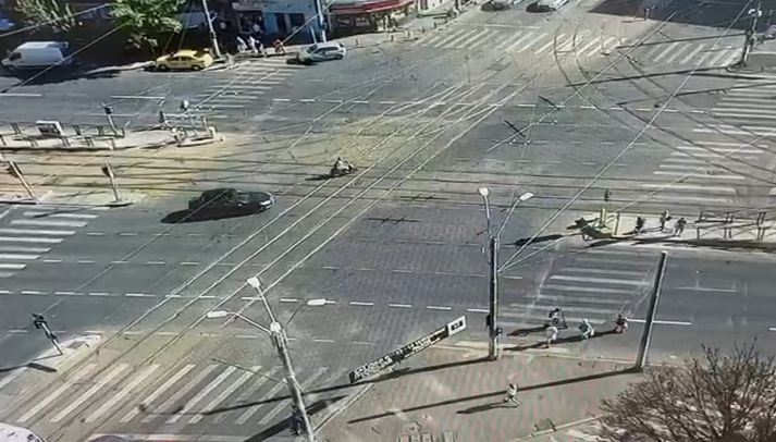 VIDEO: Accident mortal cu trotineta la București. Un tânăr de 22 de ani este prezentat în fața instanței după ce a trecut pe roșu și a lovit o femeie care traversa regulamentar.