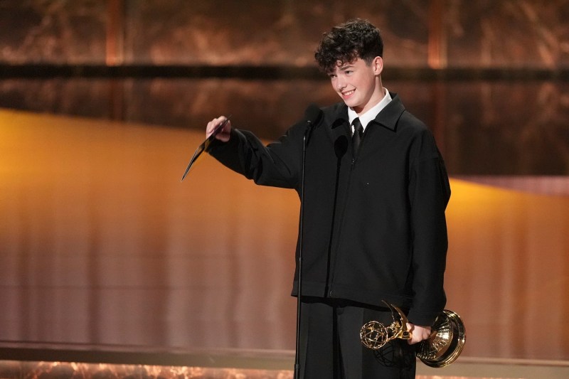 VIDEO: Actorul din serialul Adolescence stabilește un record la Emmy, devenind cel mai tânăr câștigător în cadrul categoriei sale