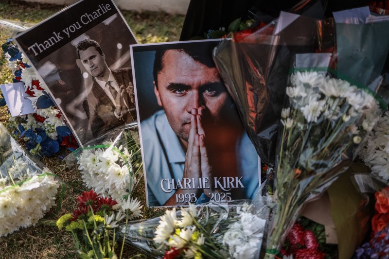 VIDEO: Chris Martin îndeamnă fanii, într-un concert la Londra, să trimită iubire familiilor celor aflați în situații dificile, inclusiv familiei lui Charlie Kirk.