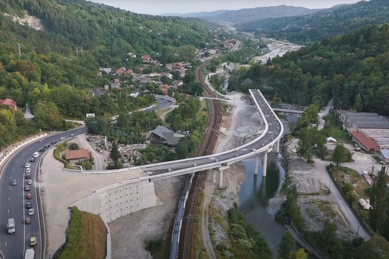 VIDEO: De ce singurul proiect rutier din Valea Prahovei nu va fi gata la timp și cum arată acum șantierul