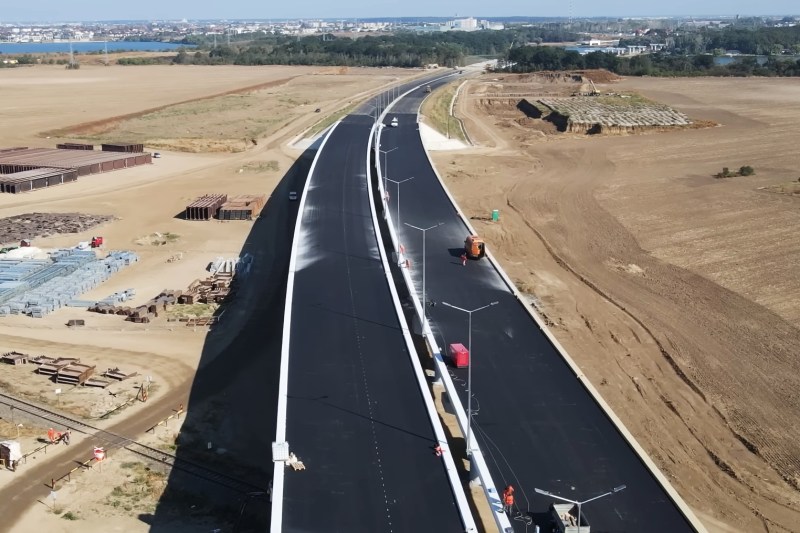 VIDEO: Doar o porțiune a autostrăzii din apropierea Capitalei, ce ar urma să fie finalizată în acest an, nu va fi deschisă circulației.
