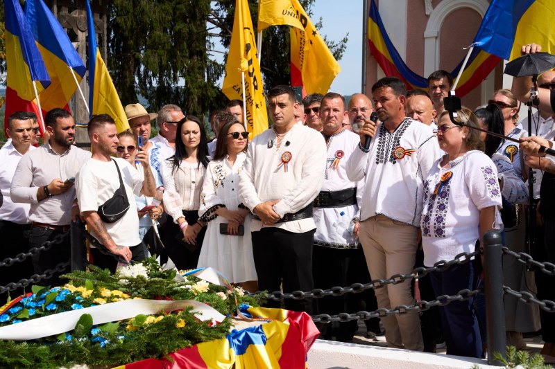 VIDEO: Fotograful din echipa lui George Simion s-a urcat pe mormântul lui Avram Iancu din Țebea, moment care a fost oprit de preotul paroh, care i-a cerut să coboare, insistând cu cererea în repetate rânduri.