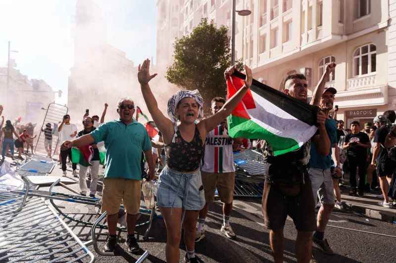 VIDEO: Haos în Madrid; Israelul acuză pe premierul Pedro Sánchez că a încurajat demonstrațiile pro-palestiniene care au perturbat cursa Vuelta a España.
