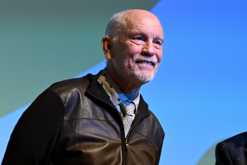 VIDEO: John Malkovich, unul dintre cei mai cunoscuți dirijori români, apare într-un nou lungmetraj cu distribuție de top. Află când ajunge în sălile de cinema.