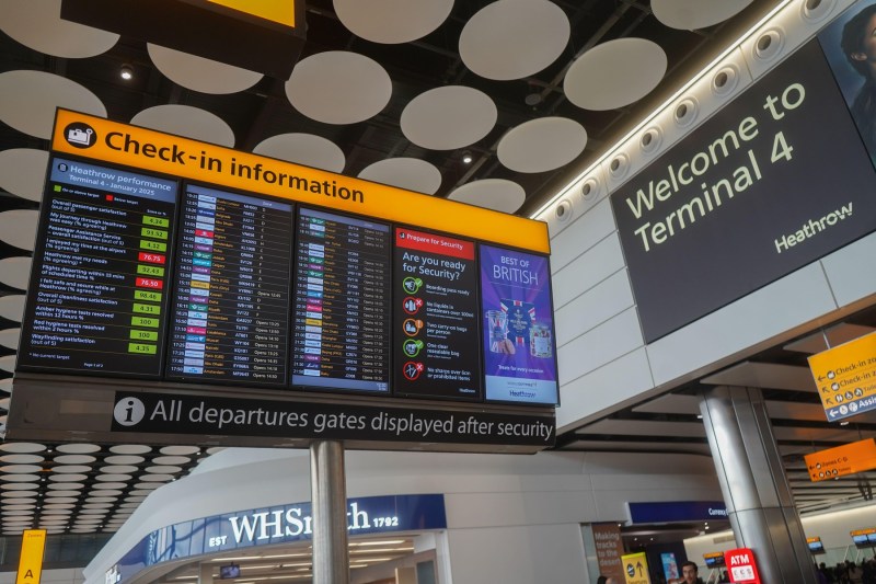 VIDEO: Materiale potențial periculoase. Alertă la un terminal din Heathrow, cel mai tranzitat aeroport din Europa, unde operațiunile au fost oprite iar pasagerii au fost evacuați.