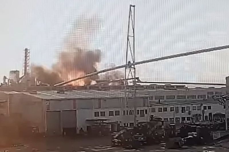 VIDEO: Momentul exploziei din fabrica din Sebeș surprins în imagini, iar clădirea este cuprinsă de flăcări uriașe și de un nor gros de fum.