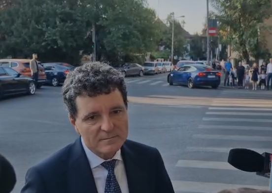VIDEO Nicușor Dan a însoțit fiica la școală și a explicat motivul pentru care nu a participat la deschiderea anului, arătând că nu a dorit să creeze tensiuni. Totodată, se detaliază și de ce au fost inițiate tăierile bugetare în Educație.