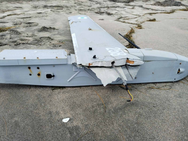 Video: O dronă misterioasă găsită pe o plajă din Bulgaria, iar armata a transportat-o la baza navală