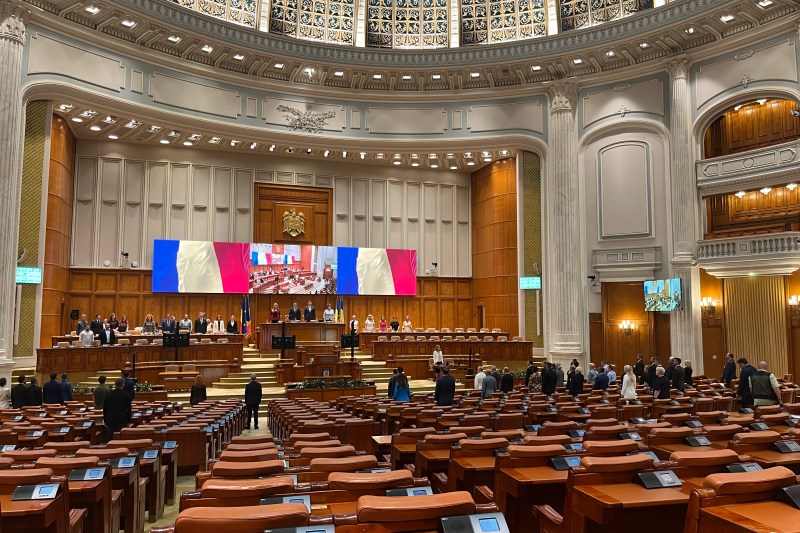 VIDEO Plenul Parlamentului, aproape gol în timpul citirii moțiunilor de cenzură depuse de opoziție; AUR, POT și SOS acuză Guvernul de terorism legislativ