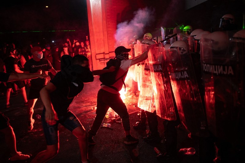 Video: Protestele antiguvernamentale continuă în Serbia, cu ciocniri între poliție și demonstranți la Novi Sad