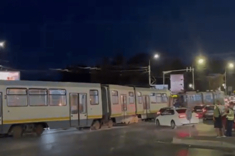 VIDEO: Tramvai deraiat în București după ce o trotinetă electrică a rămas pe șine.
