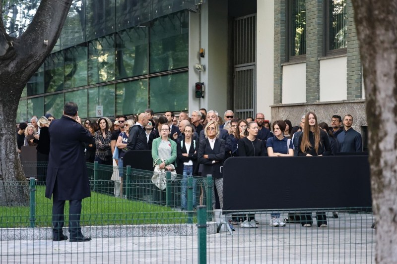 Video: un omagiu emoționant pentru Giorgio Armani, iar sute de oameni s-au adunat deja la deschiderea porților. „O prezență incredibilă”