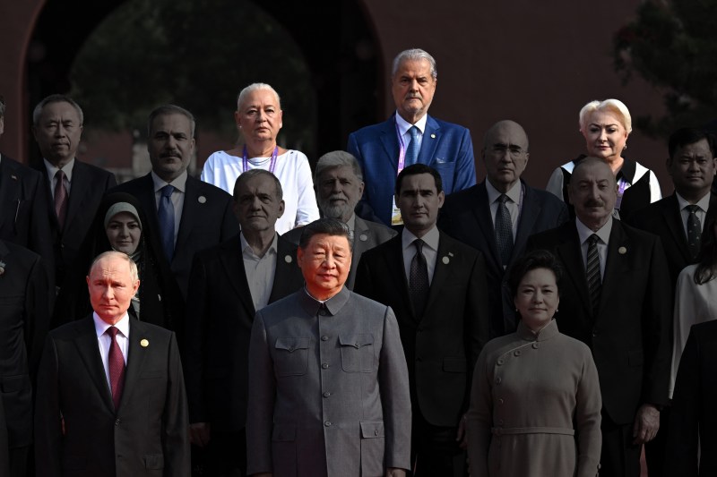 Vizita lui Adrian Năstase și Viorica Dăncilă în Beijing evidențiază interesul unei culise a elitei românești pentru o opțiune alternativă la ordinea liberală dominată de Occident, explicată de un expert în diplomație și securitate.