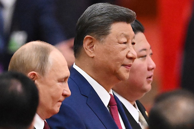 Xi Jinping promite o Chine aflată în plină ascensiune, în cadrul unei parade militare memorabile, în timp ce o întâlnire istorică între liderii Chinei, Rusiei și Coreei de Nord prinde contur.