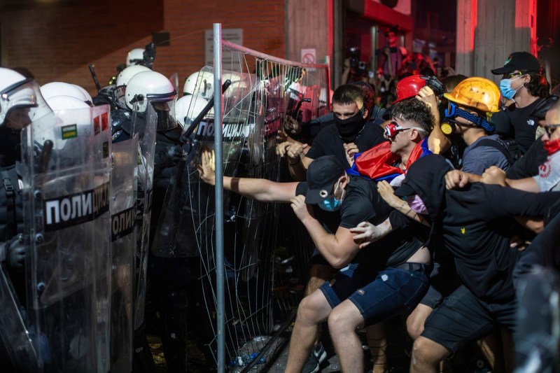Zeci de persoane au fost reținute după protestul anti-Vučić, iar autoritățile avertizează asupra potențialei turbulențe care poate afecta stabilitatea și securitatea Serbiei.
