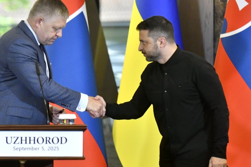 Zelenski transmite un mesaj ferm după întâlnirea cu premierul slovac: Ucraina va continua să țintească infrastructura energetică a Rusiei, iar Robert Fico subliniază importanța intereselor altor țări.